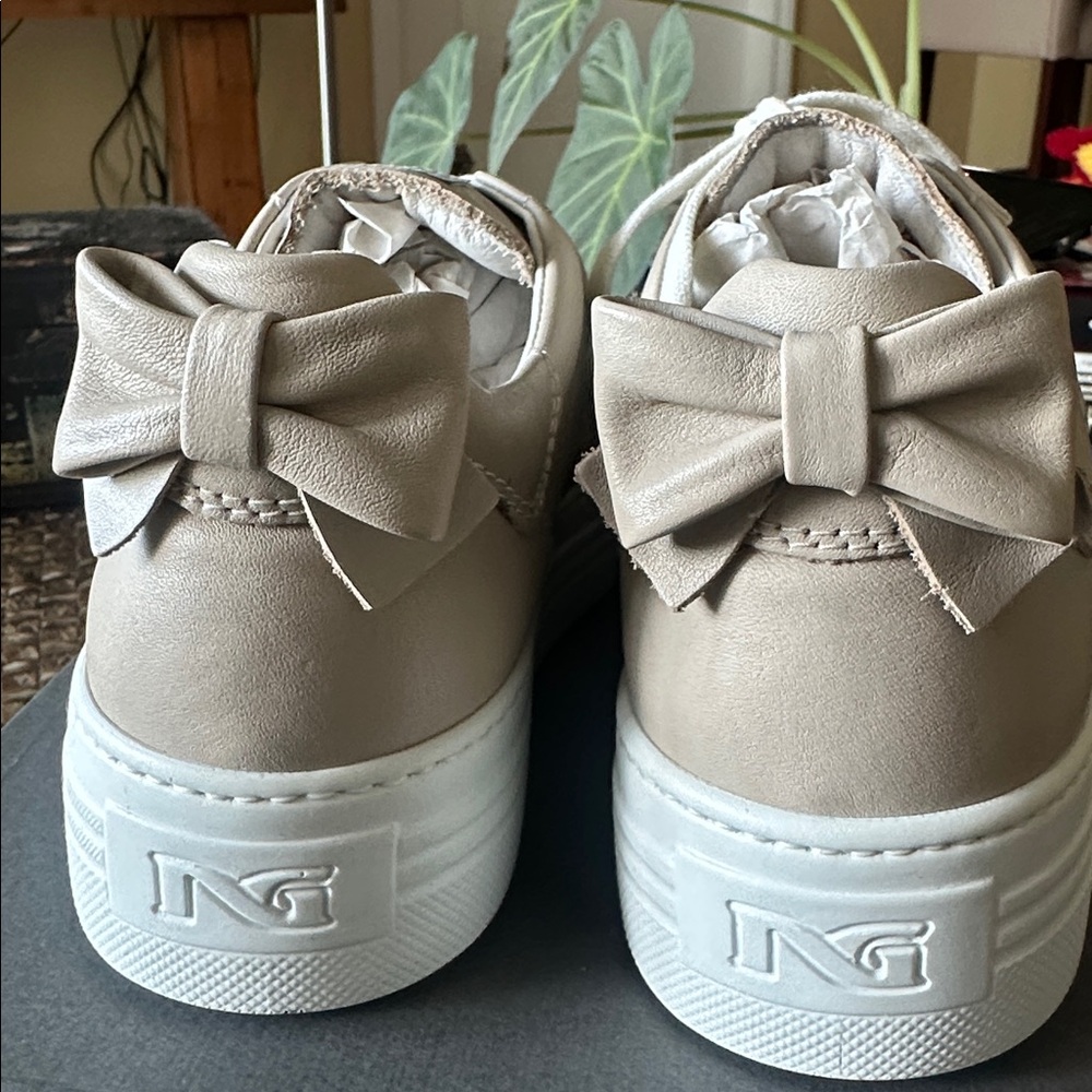 Nero Giardini Women's bow leather Sneakers Retail $255!